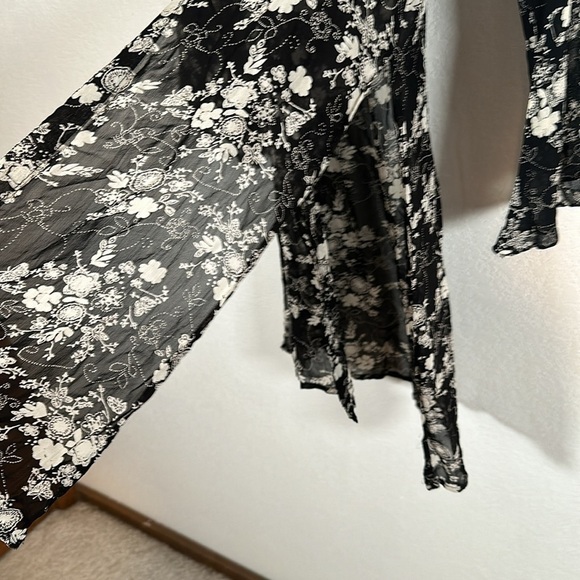 Angie Floral Lace Up Front Sheer Boho Witchy Top High Slit Sides Size Large - Picture 4 of 7